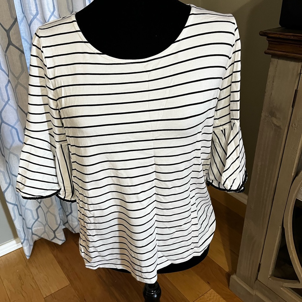 Beautiful black and white top with great sleeves. Hawthorn size medium